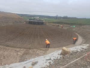 Près de Loudéac, un chantier titanesque : 800 m³ de béton et 80 tonnes de ferraille pour des éoliennes colossales Près de Loudéac, un chantier titanesque : 800 m³ de béton et 80 tonnes de ferraille pour des éoliennes colossales