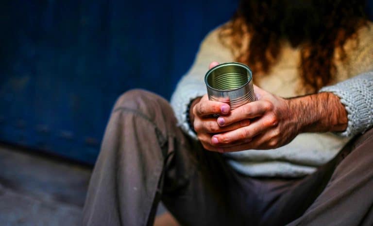 9 millions de vies en péril : 37 associations dénoncent un État jugé défaillant face à la pauvreté en France