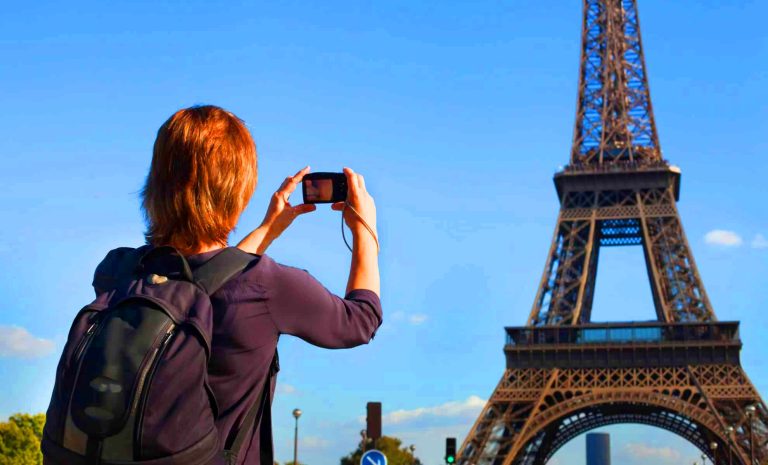 Avec 100 millions de visiteurs, la France surpasse le monde mais l&rsquo;Espagne rafle la mise avec des recettes record