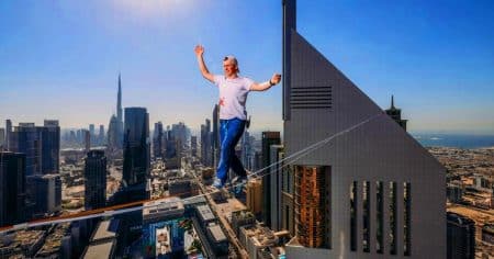 Ce funambule estonien défie la mort avec une traversée vertigineuse de 100 m entre deux gratte-ciel à Dubaï