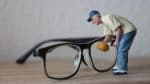 Ces 7 astuces d&rsquo;une opticienne transforment vos lunettes en joyaux éclatants comme jamais auparavant