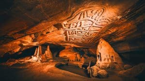 Cette grotte près de Paris dévoile une carte 3D préhistorique de 45 000 ans, défiant les limites de notre connaissance