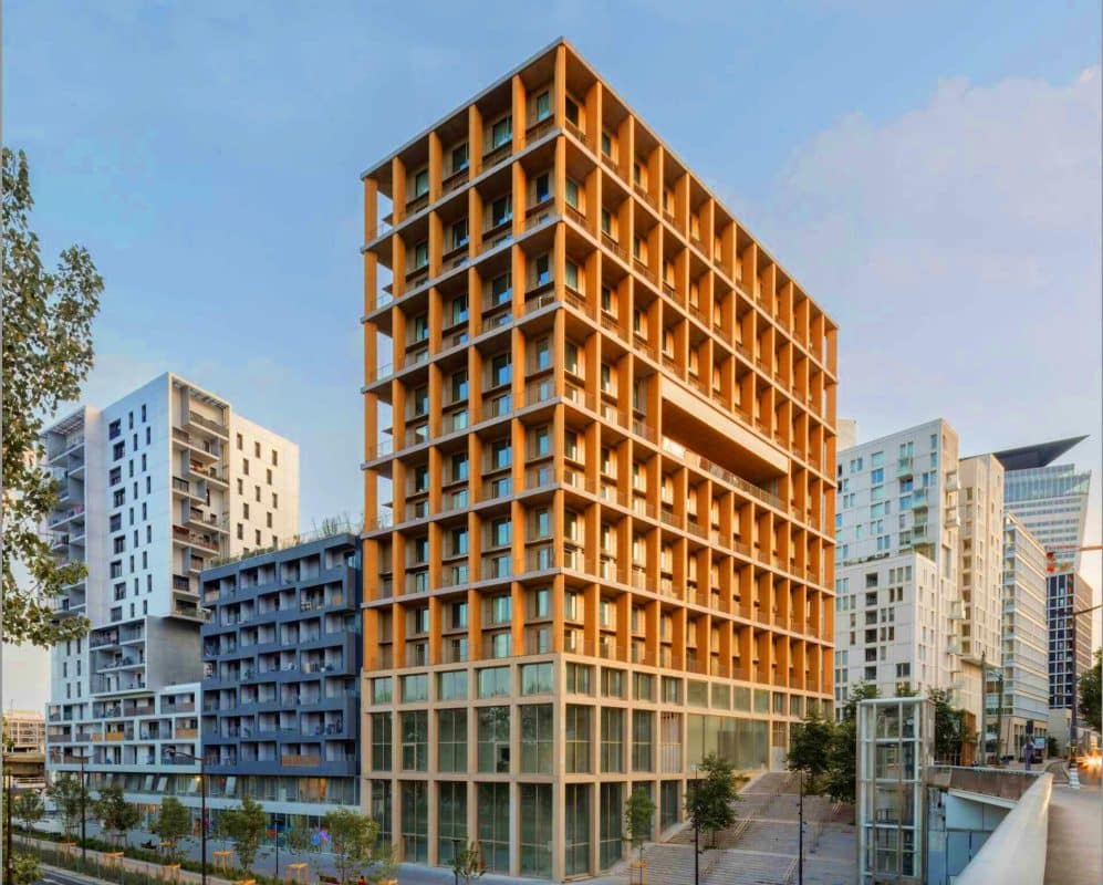 « La mairie de Paris a donc osé, ce n’est pas une blague » : cette immense tour en bois va s’élever dans la capitale, bousculant les règles de l’urbanisme moderne Cette tour en bois de 50 mètres redéfinit l’horizon parisien : un exploit architectural inédit en Europe