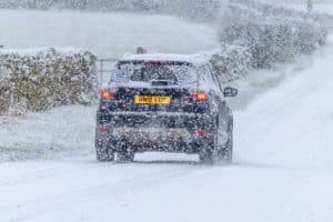 Ce bouton magique, aussi indispensable que des chaînes à neige, reste boudé par 90% des conducteurs sur routes enneigées