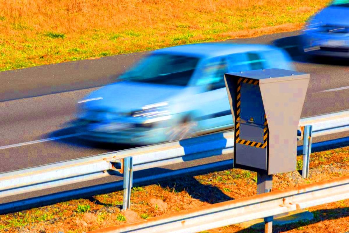 En 2025, ces radars impitoyables tolèrent jusqu’à 10 km/h d’écart : l’incroyable marge d’erreur qui fait trembler les conducteurs