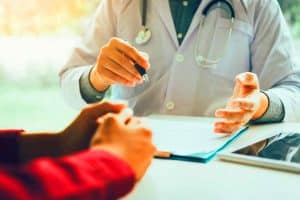 En 2025, cette taxe santé inédite transforme l’emploi à domicile : 60€ par an pour des droits sociaux renforcés