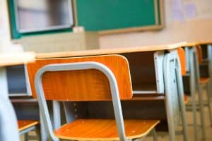 Cette ville veut couper les allocations familiales aux parents d’enfants déscolarisés : une mesure radicale en débat Narbonne frappe fort : 56 enfants non scolarisés, des allocations familiales suspendues pour des familles en difficulté