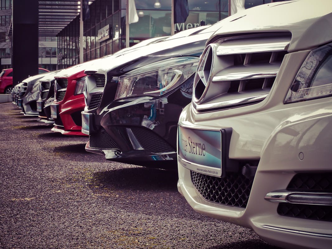 Innovations dans la technologie des amortisseurs : comment les nouveaux développements transforment l’industrie automobile Luxury cars lined up at an outdoor dealership, showcasing sleek designs.