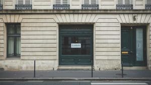« Séisme bancaire » : la première banque française ferme 500 agences et bouleverse la vie de 7 millions de clients « Séisme bancaire » : la première banque française ferme 500 agences et bouleverse la vie de 7 millions de clients