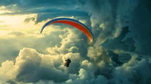Miraculé des airs : cet incroyable parapentiste frôle la mort après une ascension involontaire à 8 500 mètres dans des conditions effroyables Illustration de Peng Yujian pris dans un « cloud suck » lors de son vol en parapente. Image réalisée par IA.