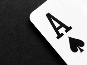 Améliorez votre jeu : des moyens simples pour améliorer votre expérience de casino en ligne Detailed view of an Ace of Spades card symbolizing luck and strategy.
