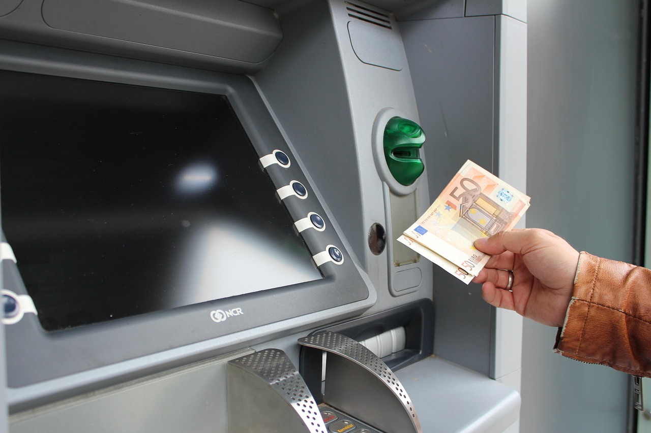 Limite bancaire méconnue : le plafond réel pour vos retraits en liquide surprend les épargnants et cache des règles strictes imposées par l’État