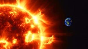 Illustration de la surface du Soleil avec une éruption solaire visible à travers un filtre H-Alpha.