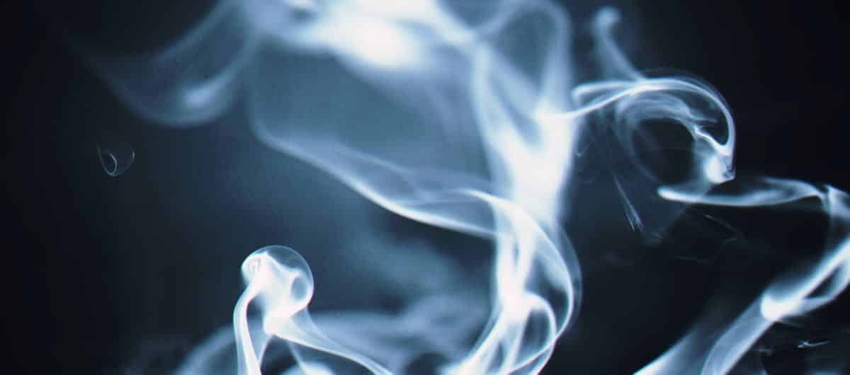 Interdire ou encadrer les pouches ? La différence d’un point de vue fiscal Artistic close-up of swirling white smoke against a dark background, creating a mystical effect.