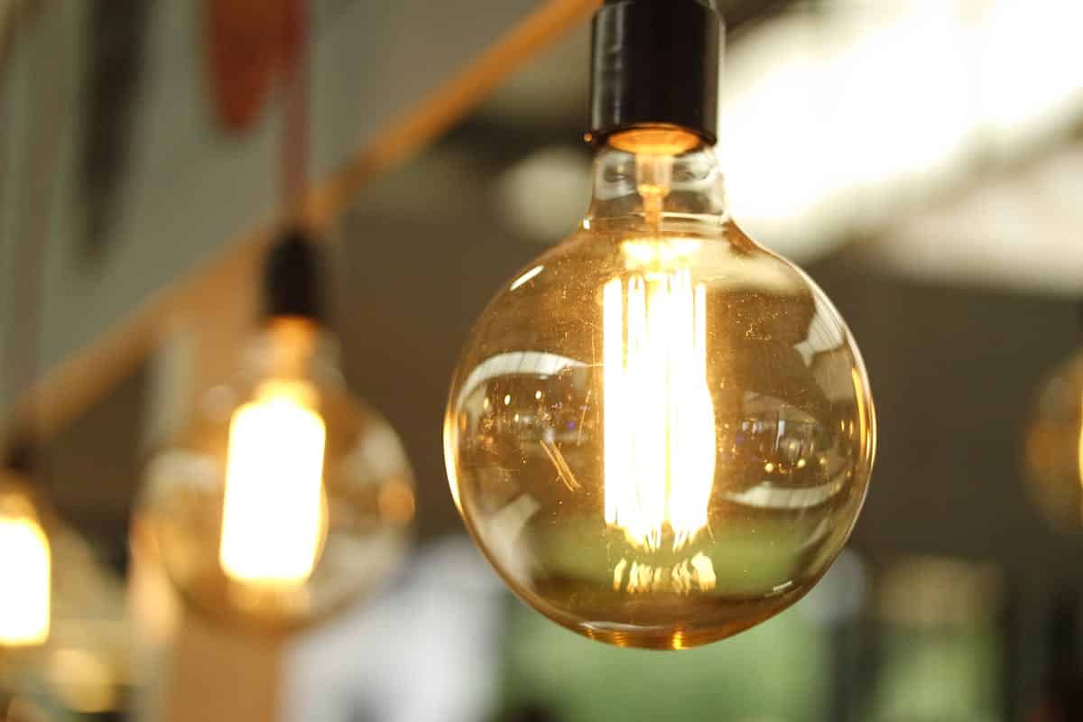 Alimenter les villes : l’énergie distribuée et le nouveau réseau urbain en Afrique A close-up of a glowing vintage Edison bulb creating a warm atmosphere.