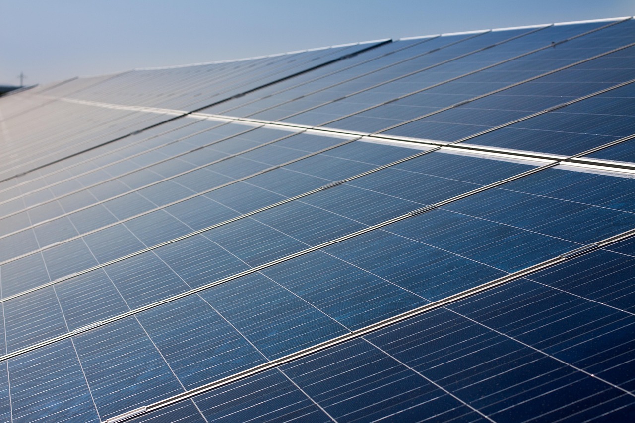 « Ces vieux panneaux solaires retrouvent 96 % de puissance grâce à une nouvelle technologie anti-poussière » : le vent de la polémique