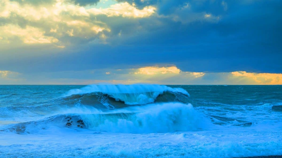 « Houle cyclonique » : pourquoi des vagues géantes menacent le littoral français cette semaine Illustration de la houle cyclonique menaçant les côtes françaises avec des vagues de 5 mètres.
