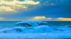 « Houle cyclonique » : pourquoi des vagues géantes menacent le littoral français cette semaine Illustration de la houle cyclonique menaçant les côtes françaises avec des vagues de 5 mètres.