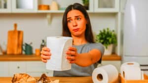 Transformez votre papier en papier toilette : « Une absurdité écologique qui fait débat dans les foyers français » Illustration de l'impact des réformes politiques et économiques de mai 2012 en France.