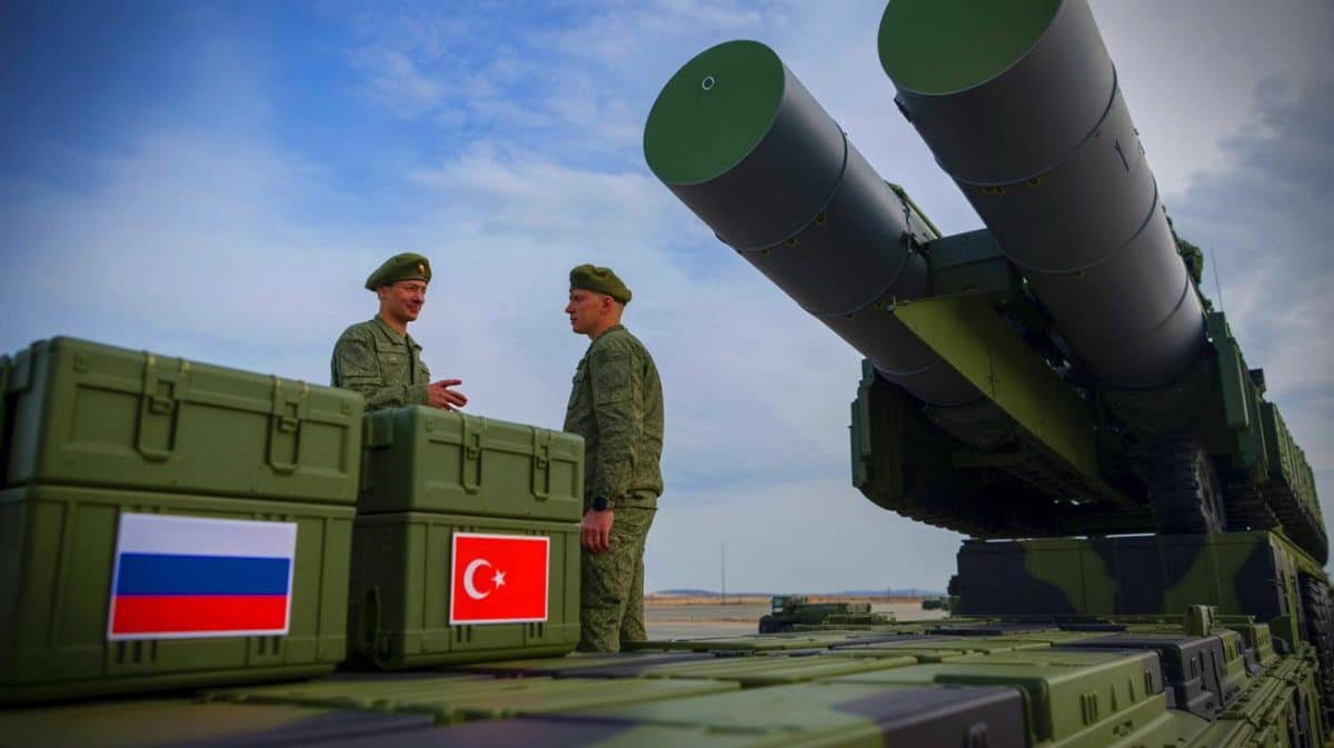 « Moscou veut récupérer les batteries S-400 vendues à Ankara » : une décision lourde de tensions avec l’OTAN Illustration de la Russie envisageant de racheter les systèmes S-400 vendus à la Turquie.