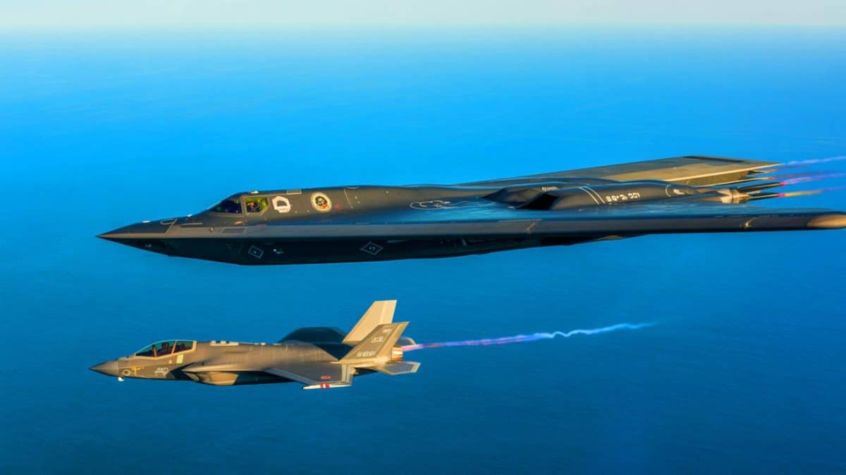 « Les B-2 deviennent tueurs de navires » : la bombe Quicksink testée avec la Norvège inquiète les marines ennemies Illustration de l'exercice conjoint de l'US Air Force et de la Norvège avec un bombardier B-2 et des F-35.
