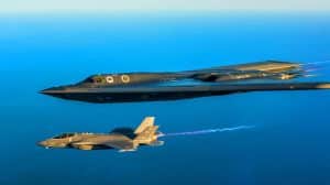 « Les B-2 deviennent tueurs de navires » : la bombe Quicksink testée avec la Norvège inquiète les marines ennemies Illustration de l'exercice conjoint de l'US Air Force et de la Norvège avec un bombardier B-2 et des F-35.