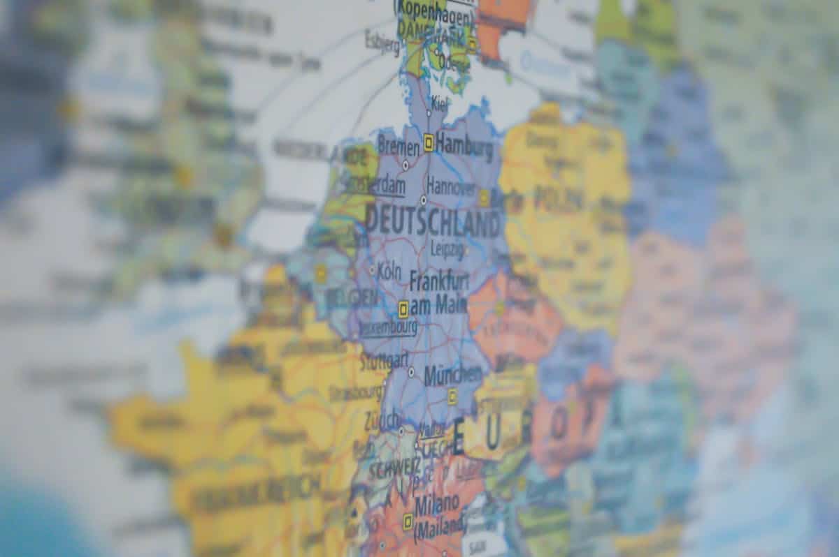 L’Europe s’aligne sur l’OMS : un mandat antitabac avant la COP11 Close-up view of Germany on a colorful world map showing major cities.