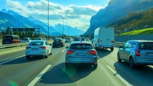 « Rouler trop lentement pourrait bientôt vous coûter cher » : ce pays voisin veut sanctionner les conducteurs trop prudents Illustration de la proposition de loi suisse visant à sanctionner les conducteurs trop lents sur les routes.