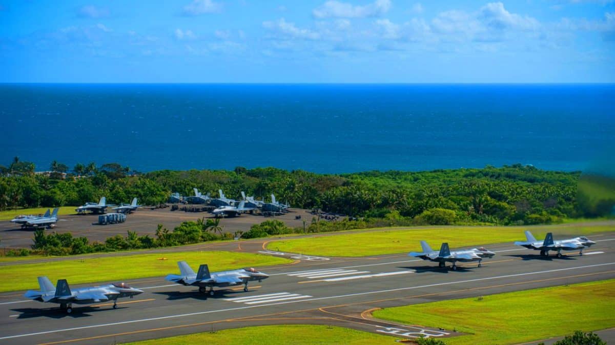 Illustration de la réactivation stratégique de la base militaire Roosevelt Roads à Porto Rico.