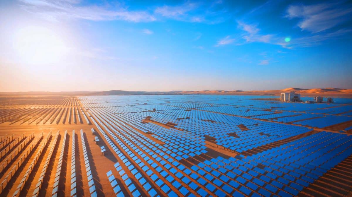Khazna Solar PV : une centrale solaire innovante qui révolutionne notre accès à l’énergie renouvelable jour et nuit Illustration de la centrale Khazna Solar PV assurant une production d'énergie solaire 24 heures sur 24.