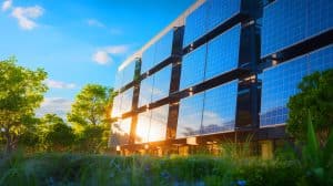 Une start-up française révolutionne le chauffage en captant l’énergie solaire des façades pour des bâtiments plus verts Illustration de panneaux solaires aérothermiques développés par la start-up Air Booster pour le chauffage des bâtiments.