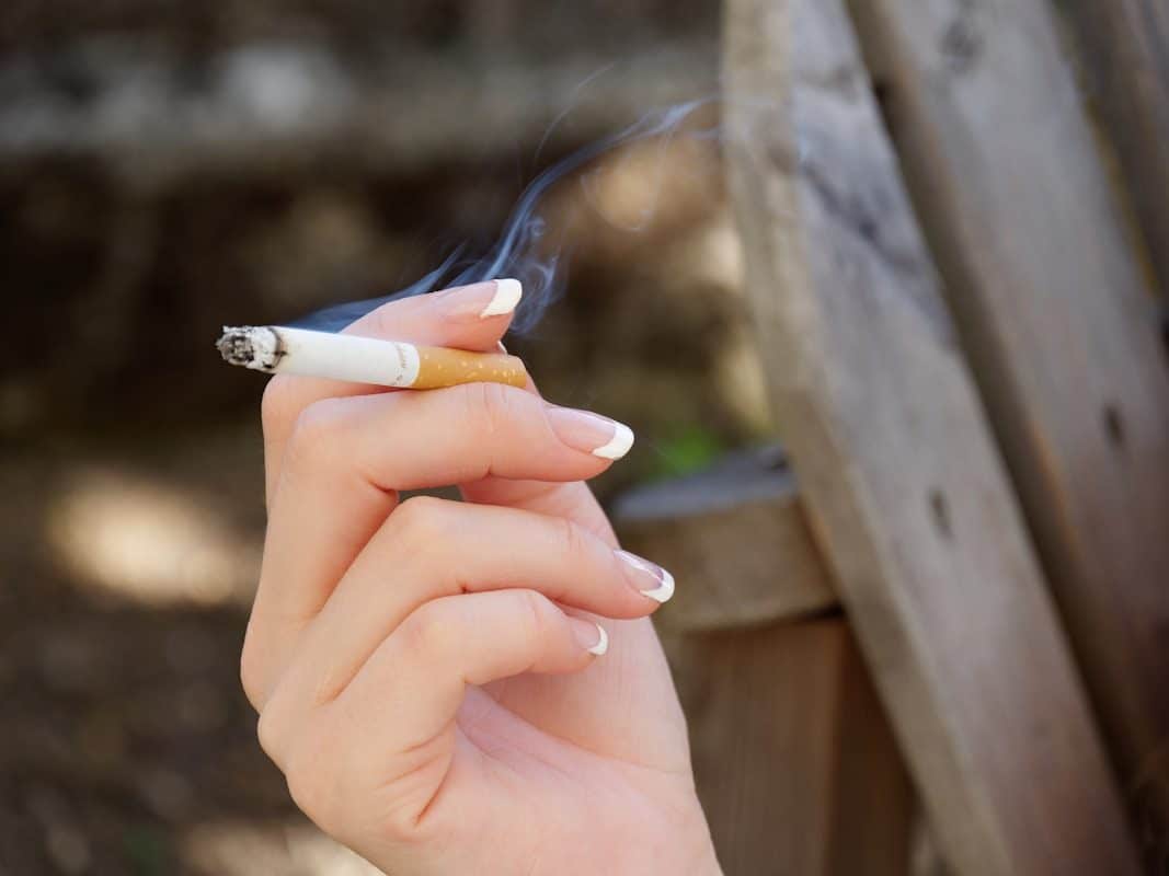 Épiceries de nuit : le marché noir du tabac prospère dans le Nord