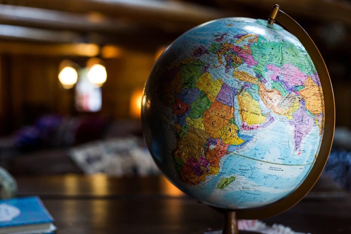 Gouvernance mondiale : Macky Sall, un profil de rupture pour rénover l’architecture des Nations Unies desk globe on table