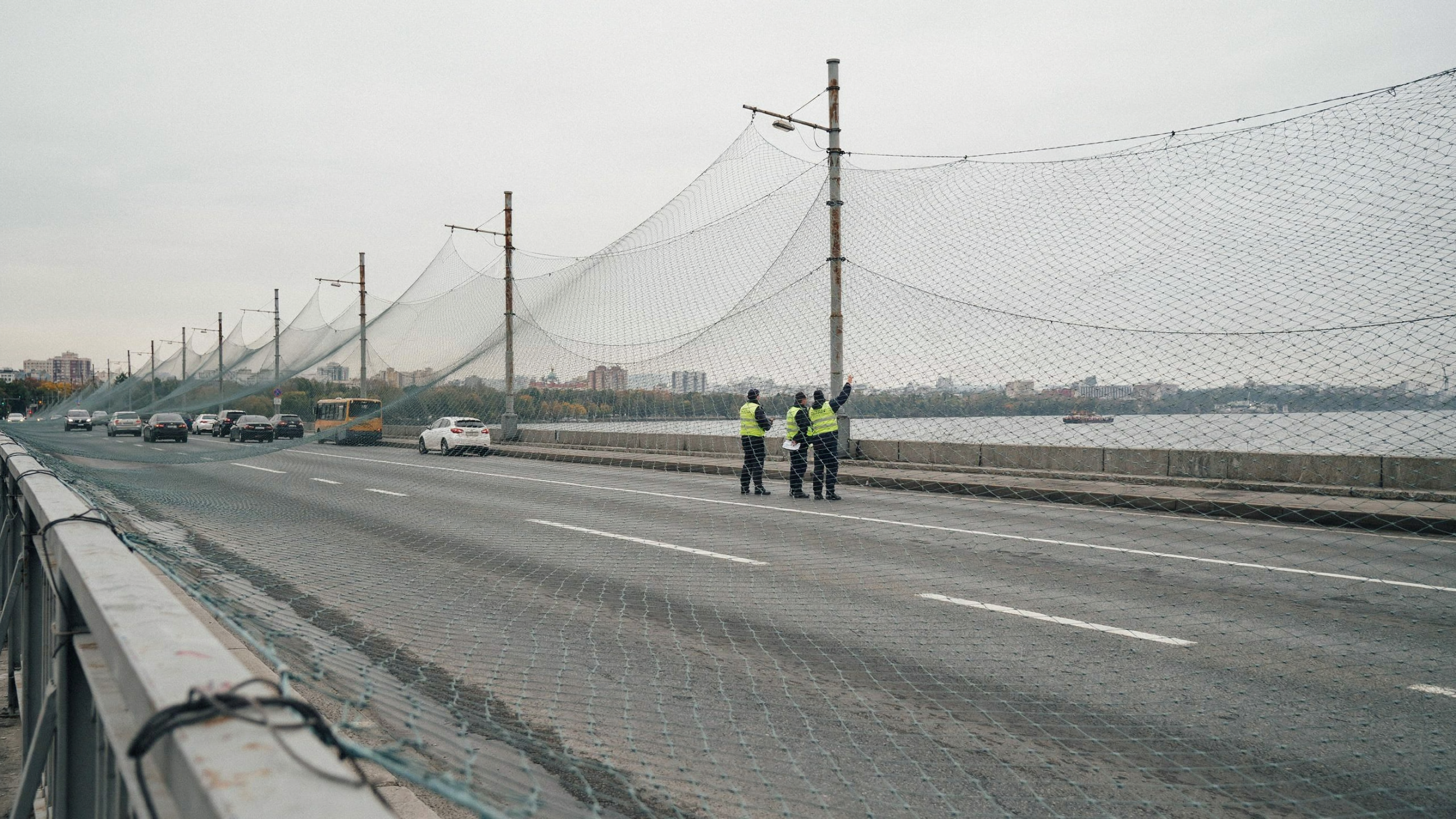 Kiev équipe un pont du Dniepr de filets antidrones après des attaques sur deux ouvrages