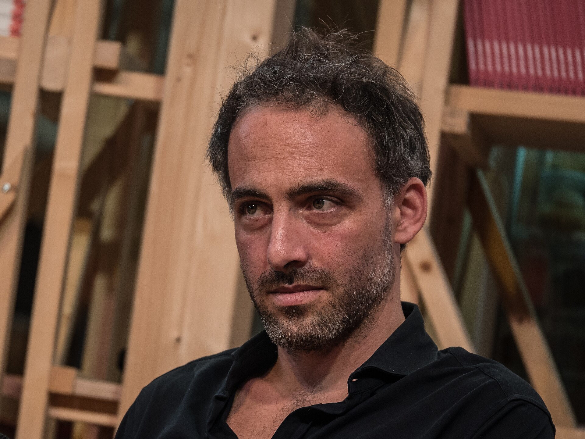 Glucksmann reçoit de la farine sur la tête après sa victoire