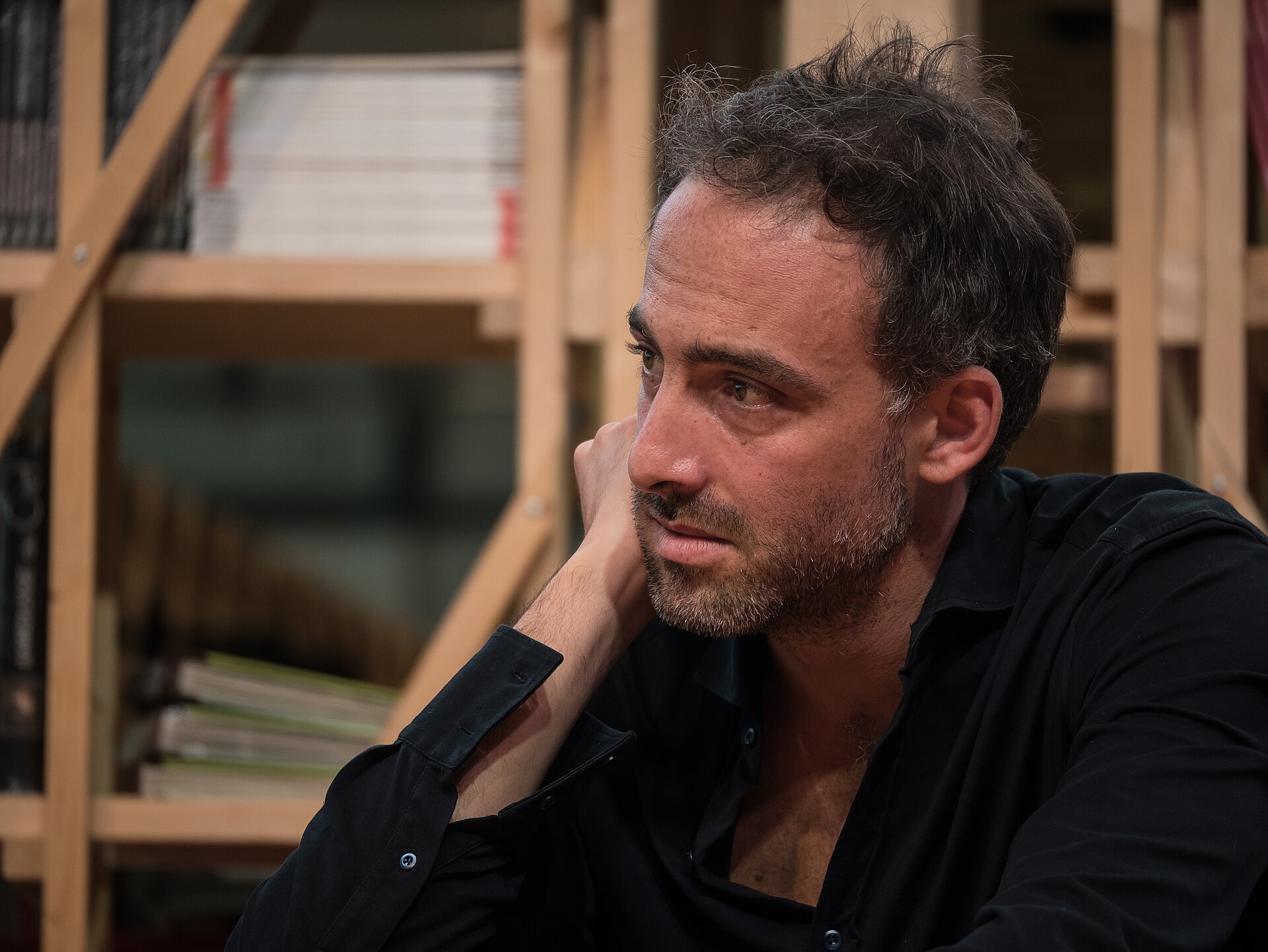 Raphaël Glucksmann en conversation, photographié de profil