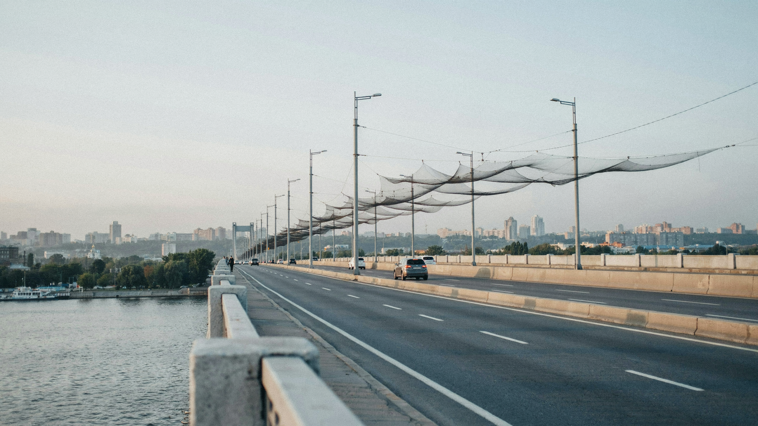 Un pont routier avec des filets de protection suspendus au-dessus des voies de circulation.