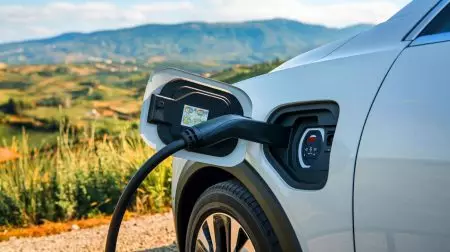 L’Italie s’attaque aux géants de l’auto : une enquête explosive sur des autonomies électriques aussi illusoires que des mirages