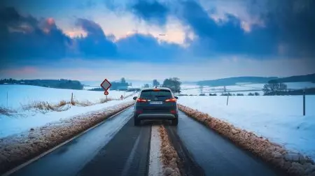 Rouler sans pneus neige : ignorer la Loi Montagne pourrait vous coûter bien plus que 135 €, un risque à ne surtout pas sous-estimer